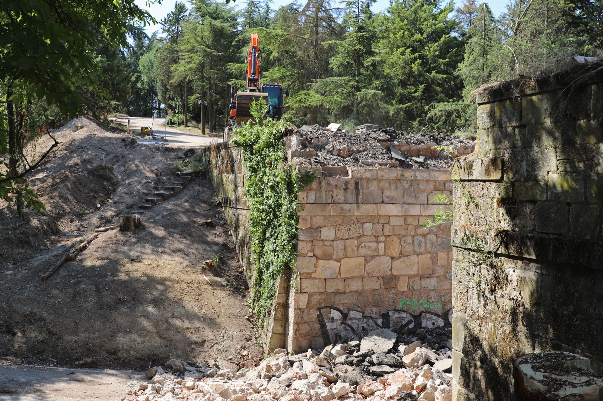 Así ha sido el derribo del puente de las Corazas, en Burgos