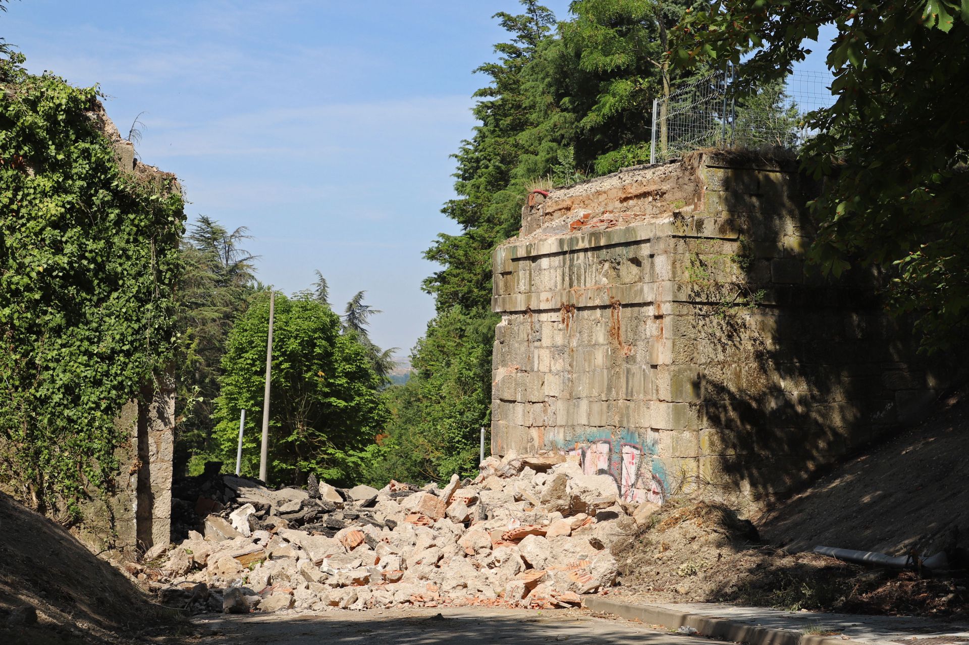 Así ha sido el derribo del puente de las Corazas, en Burgos