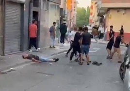 Imagen de un momento de la pelea multitudinaria de Aranda con un herido en el suelo.