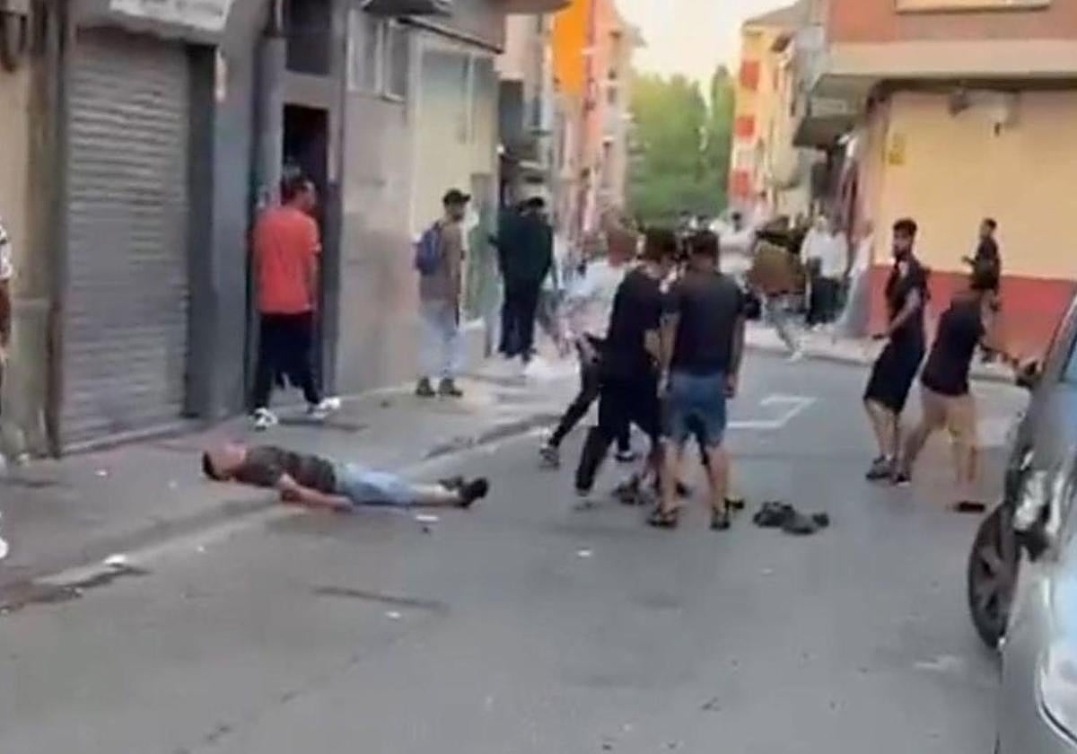 Imagen de un momento de la pelea multitudinaria de Aranda con un herido en el suelo.