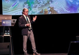 Carlos Briones durante su exposición en los cursde verano.