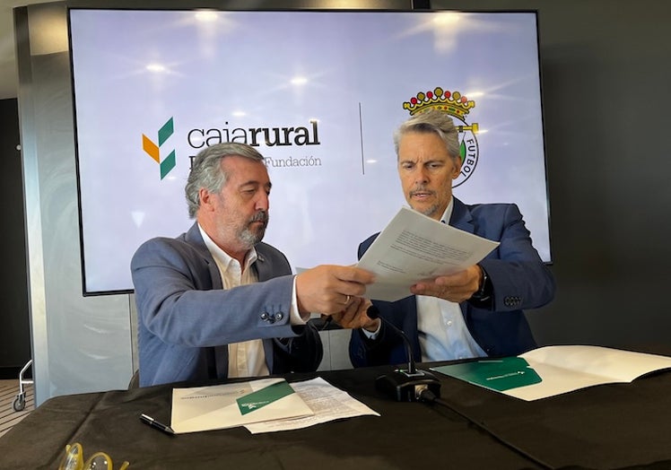 Momento de la firma de Burgos CF y Fundación Caja Rural.