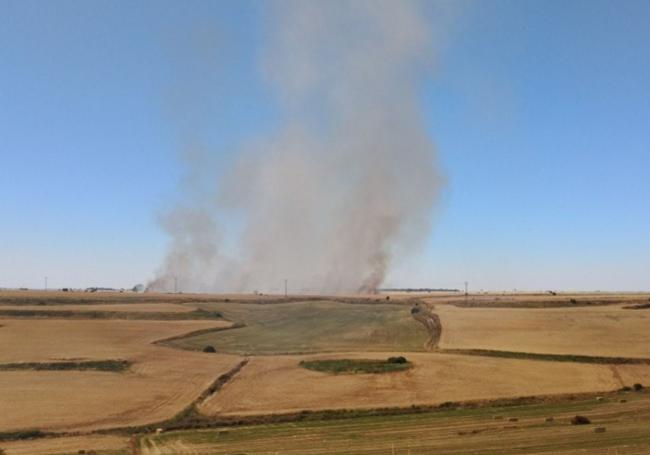 Vista del humo que arrojaba el incendio.