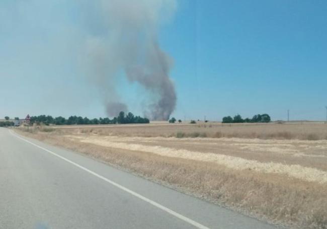 Vista desde la carretera del incendio de Sasamón.
