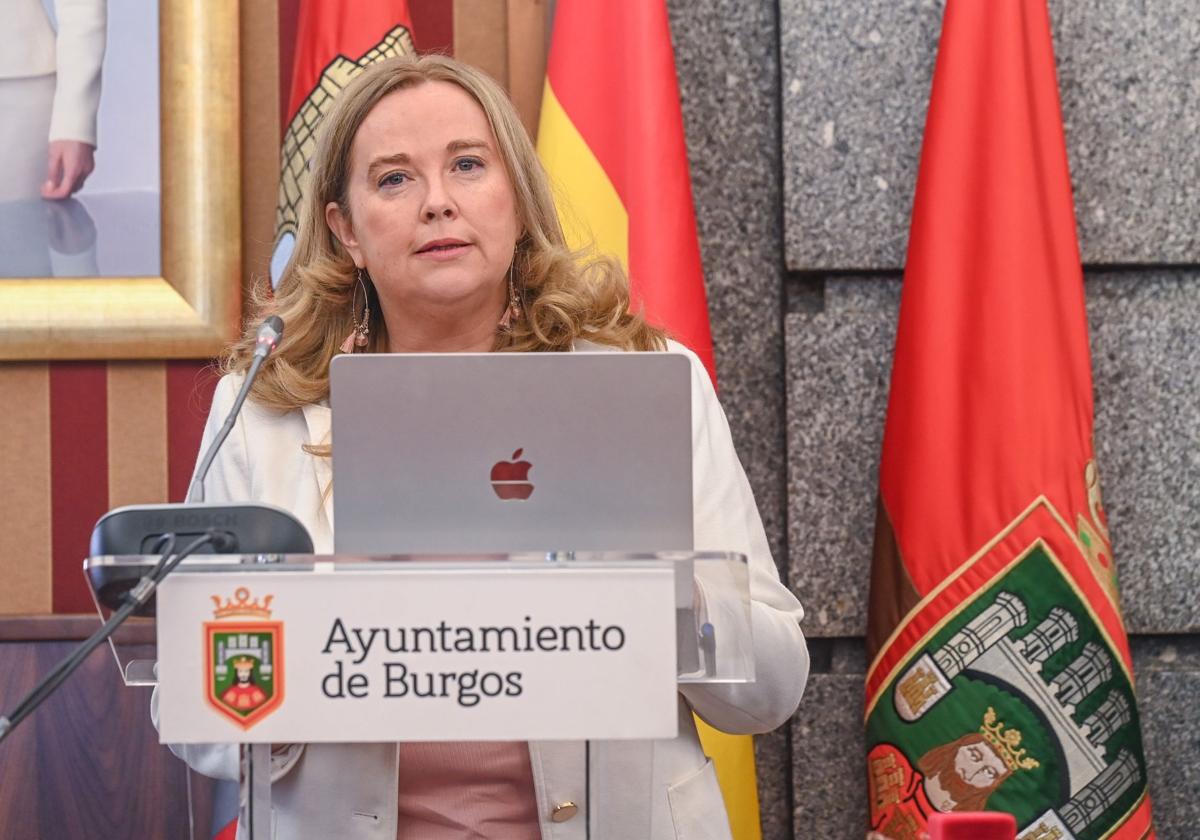 La alcaldesa de Burgos, Cristina Ayala, durante el pleno extraordinario por el Debate del Estado de la Ciudad.