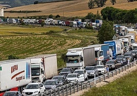 Imagen de archivo de un atasco en la AP-1, en Burgos.