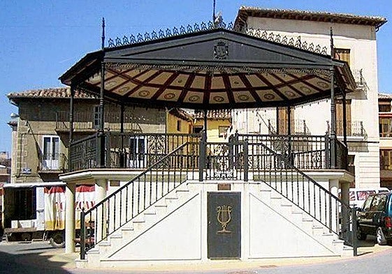 El quiosco de la música en Pradoluengo.