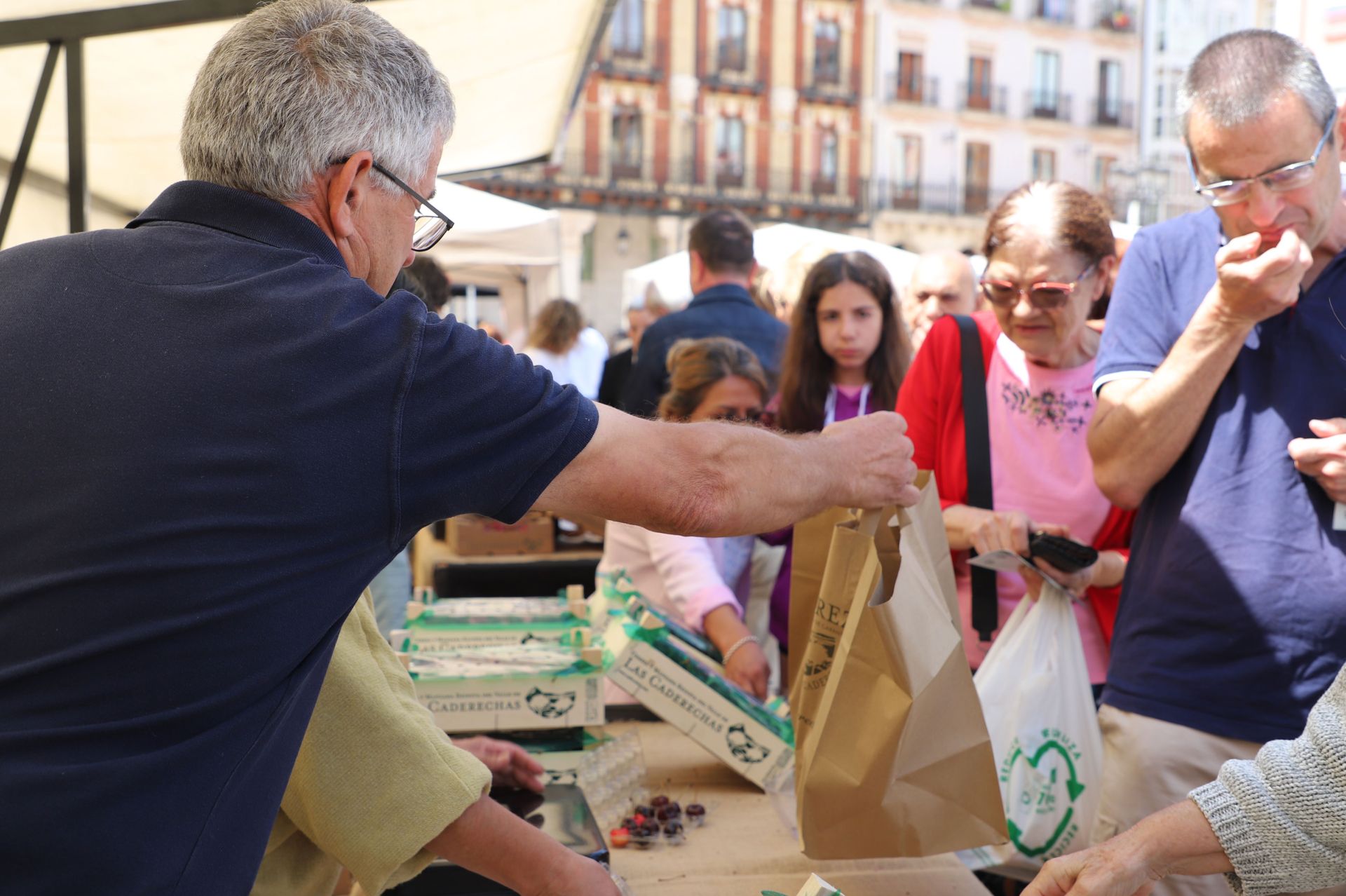 Así ha sido el colorido Día de las Cerezas en Burgos
