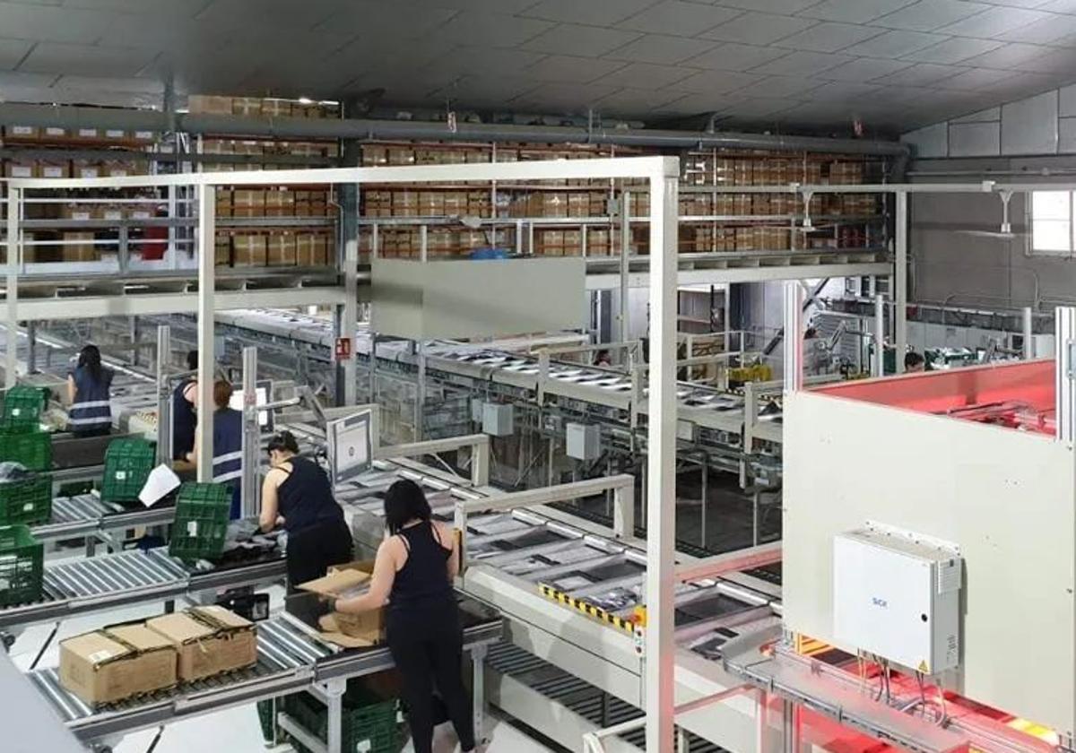 Trabajadoras de la empresa Liwe en la planta de Puente Tocinos.