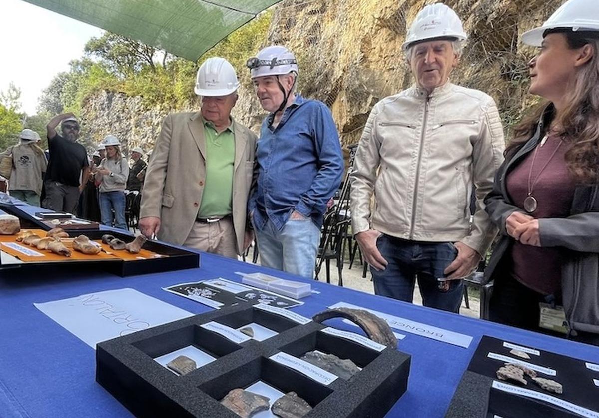 Santonja con los codirectores Carretero, Arsuaga y Martínón-Torres.