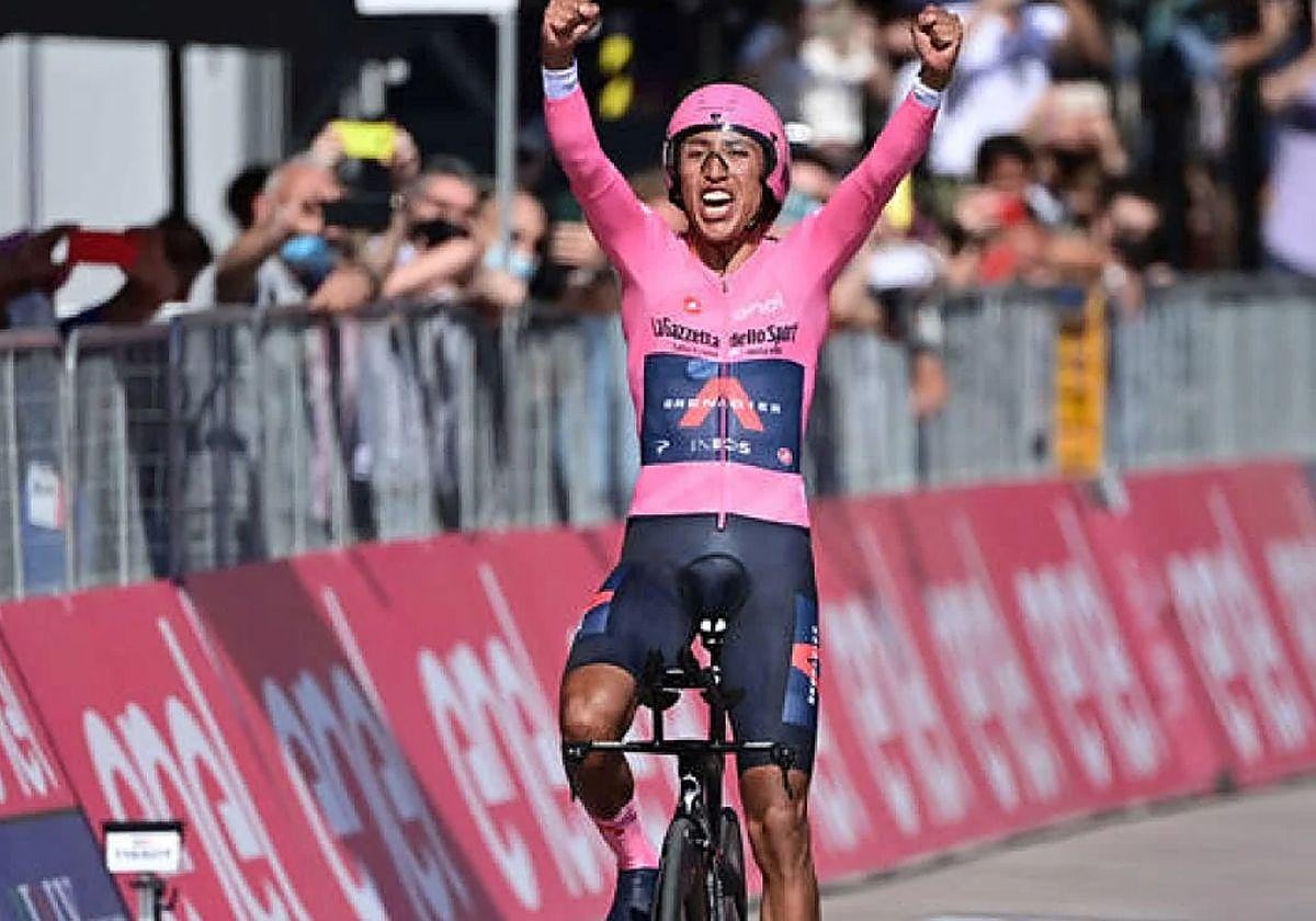 Imagen de archivo de Egan Bernal celebrando una victoria en una etapa del Giro de Italia.