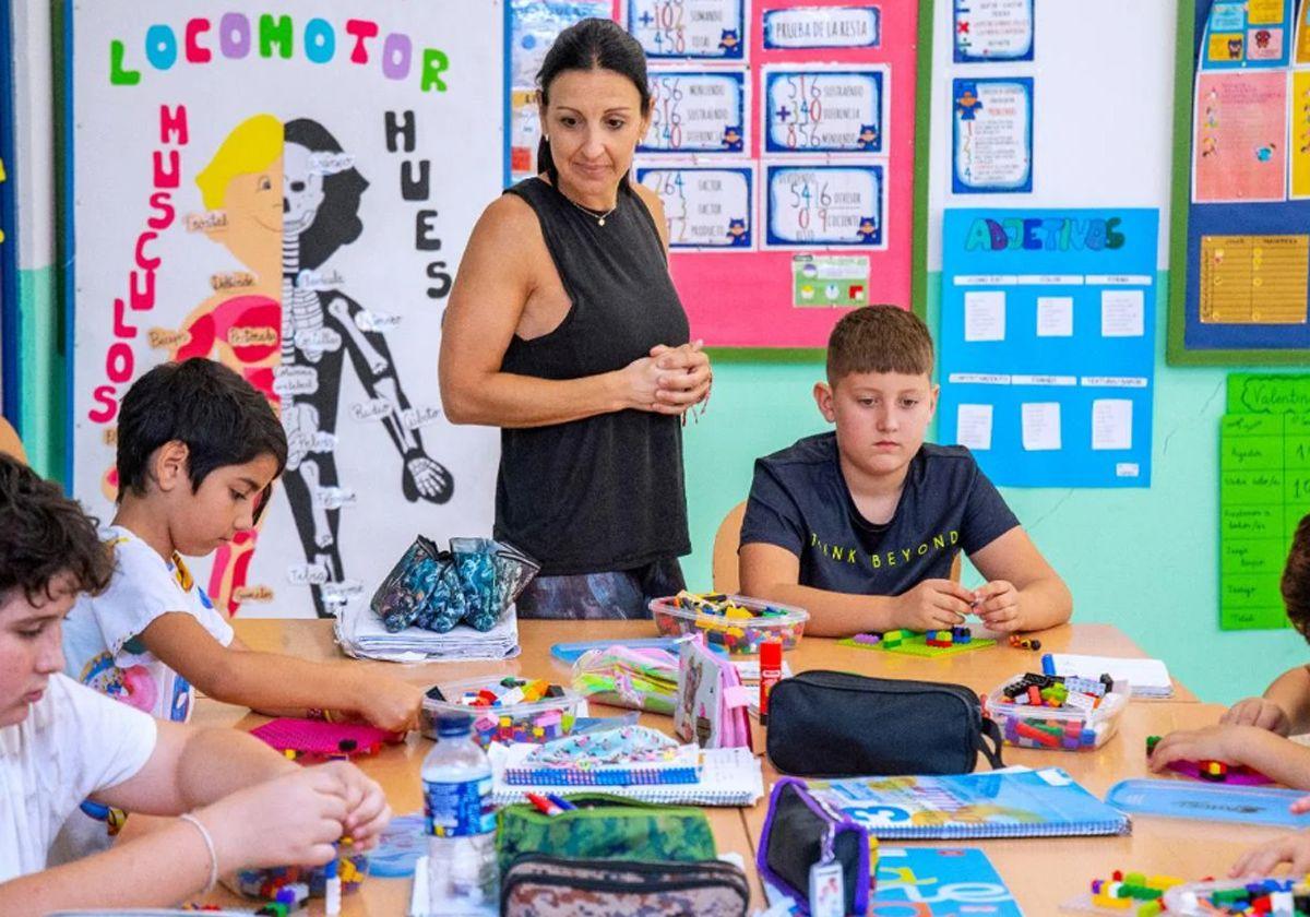 Junta y sindicatos firman un preacuerdo para mejorar las condiciones laborales de los docentes