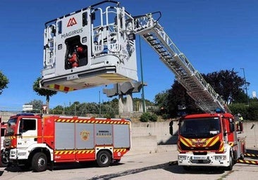 Excarcelan a un hombre inconsciente y atrapado en su turismo tras chocar contra un semáforo en Burgos