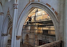 Trabajos de restauración en el interior del templo.