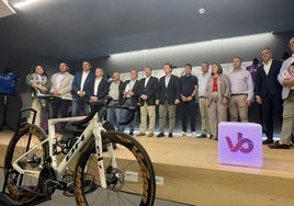 Alcaldes de la provincia de Burgos con los organizadores.