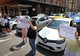 Varias autoescuelas se concentraron a las puertas de Tráfico.