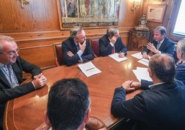 Reunión entre el consejero de Movilidad y Transformación Digital, José Luis Sanz Merino, y el presidente de la Diputación de Burgos, Borja Suárez.