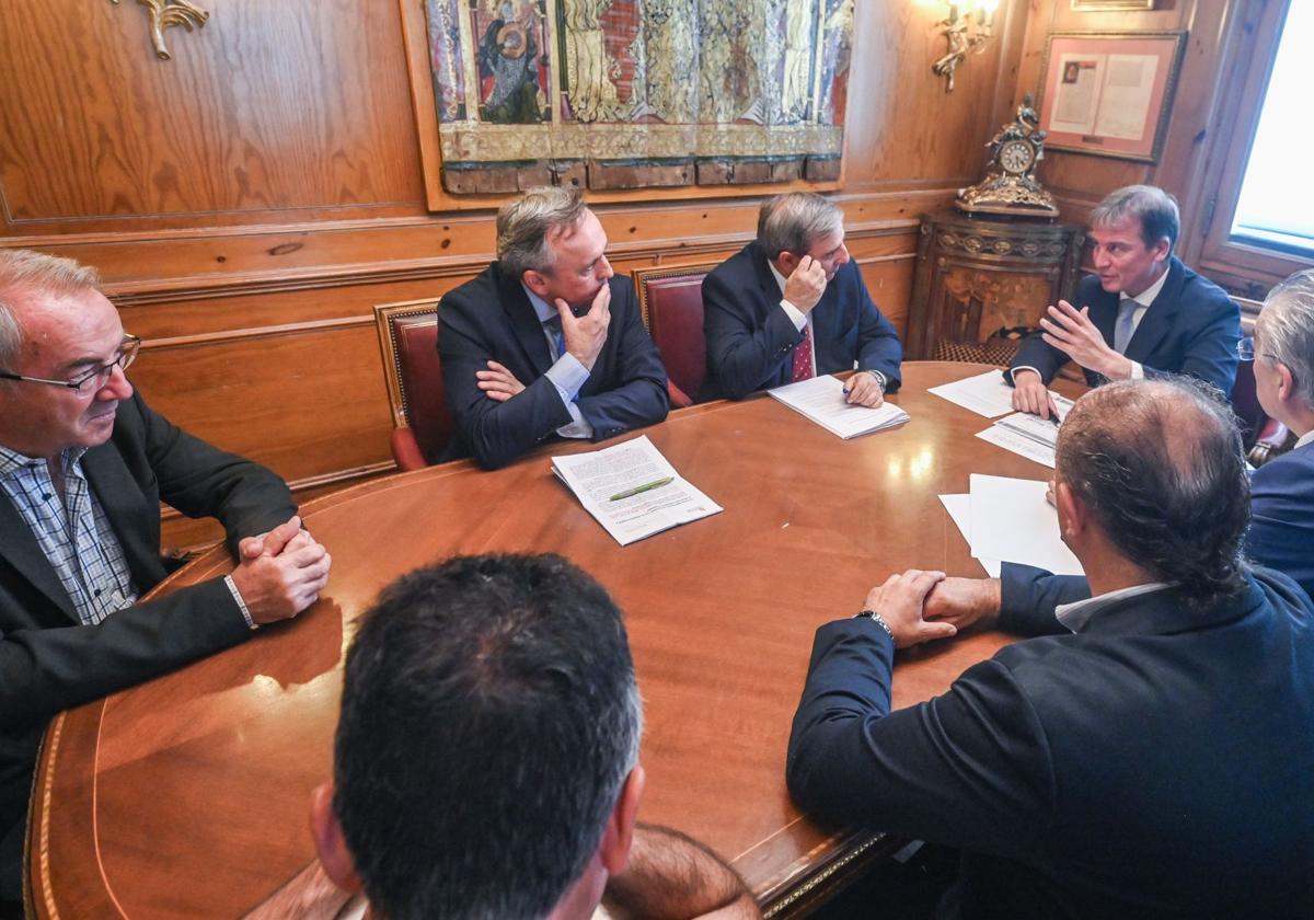 Reunión entre el consejero de Movilidad y Transformación Digital, José Luis Sanz Merino, y el presidente de la Diputación de Burgos, Borja Suárez.