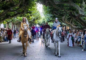 Un multitudinario desfile celebra los 70 años de la estatua del Cid