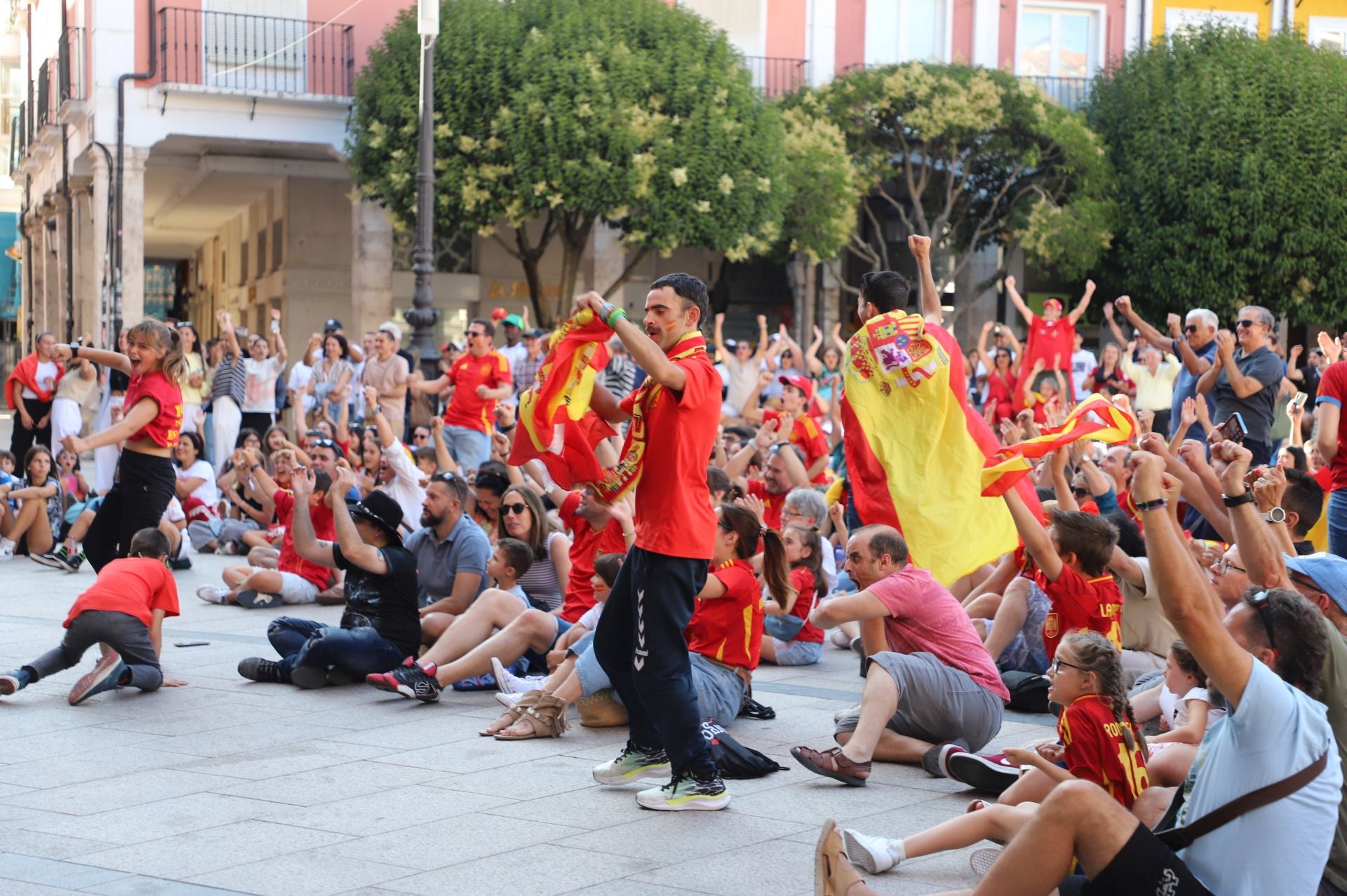 Los aficionados burgaleses, celebrando el gol de Mariona.