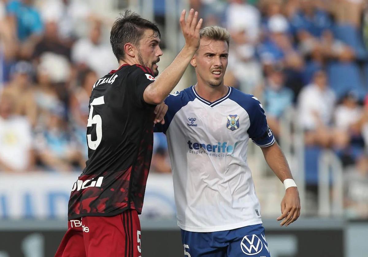 Sergio González, con la camiseta del Tenerife, cubriendo a Atienza.