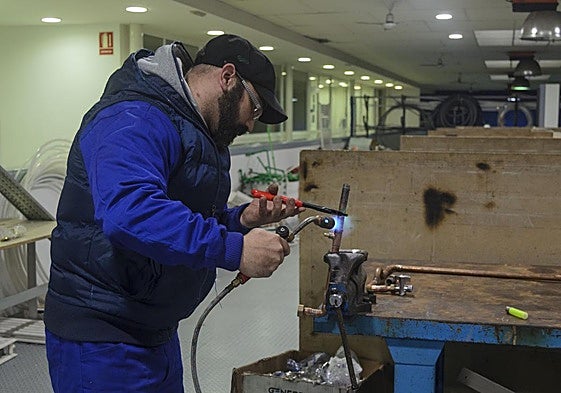 Joven realiza trabajos de fontanería.
