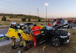 Los Bomberos de Burgos y personal sanitario trabajan para socorrer a los heridos.