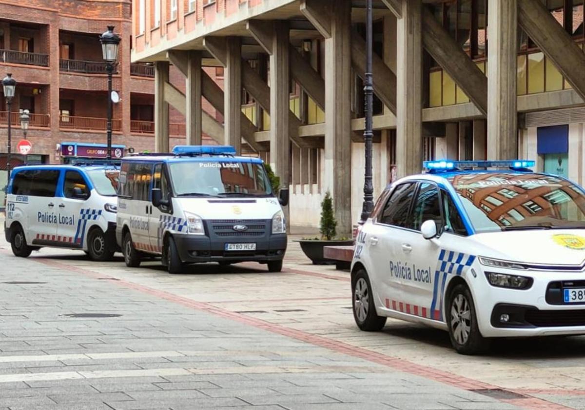 Coches de la Policía Local en el centro de Burgos.