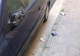 Coche con el retrovisor roto en Burgos.