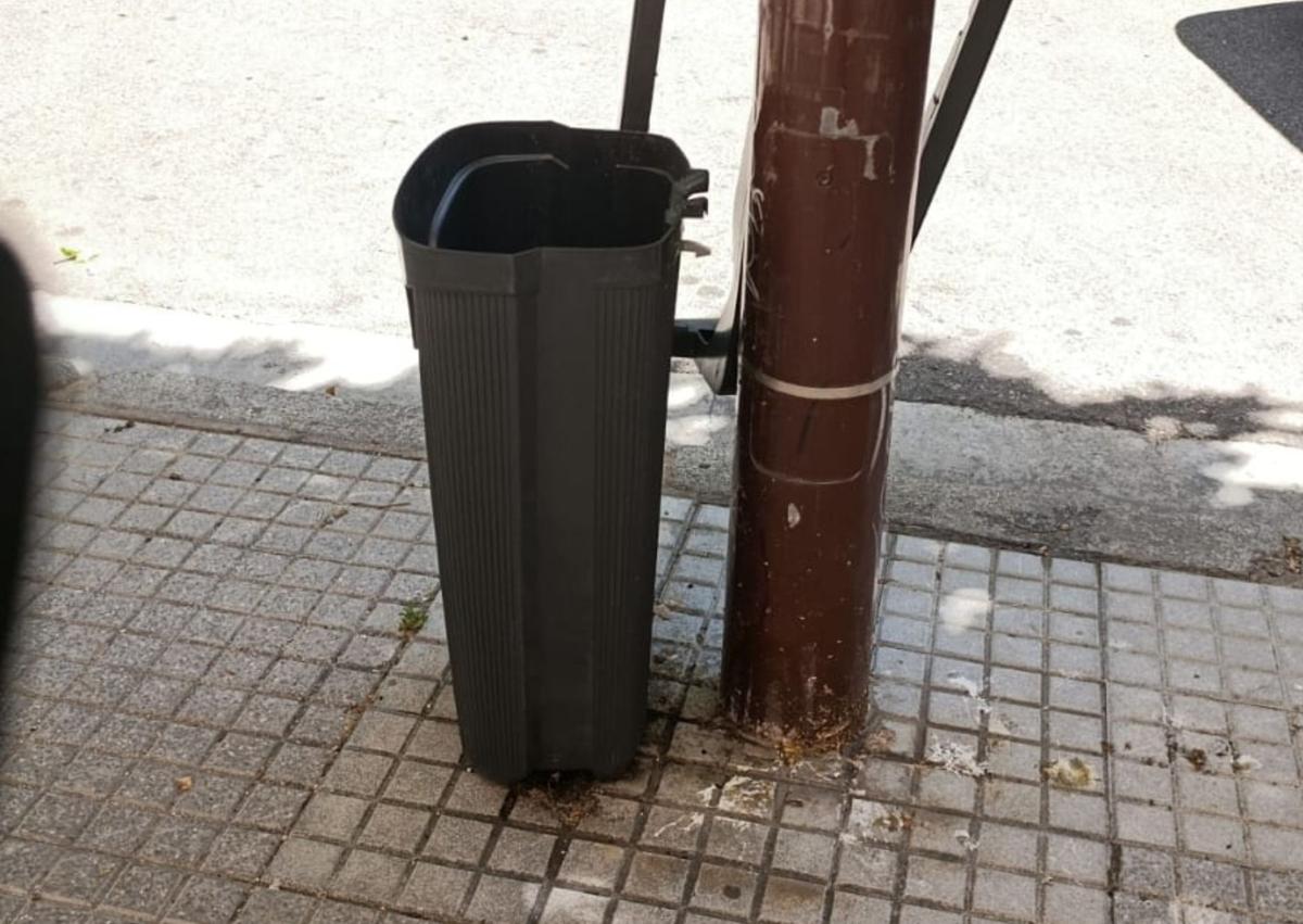 Imagen secundaria 1 - Los vecinos aseguran que se han roto coches y mobiliario urbano. 