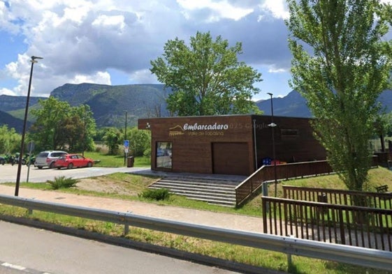 El aparcamiento irá en la parcela de la derecha de la carretera.