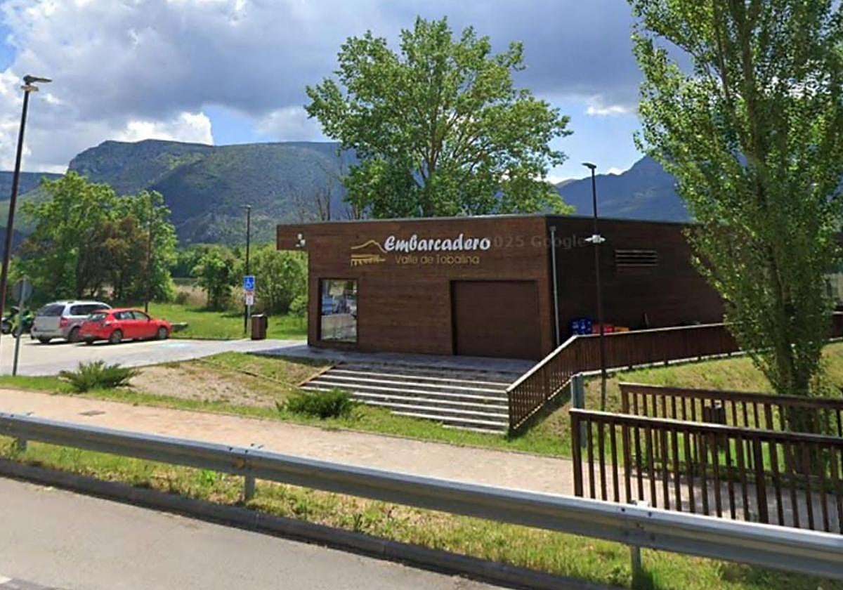 El aparcamiento irá en la parcela de la derecha de la carretera.