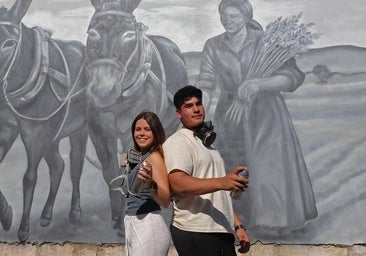 Los dos jóvenes emprendedores de Burgos que pintan murales: «Es un escaparate para el pueblo»