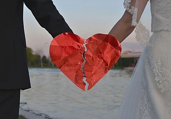 Imagen de una pareja recien casada en la que se puede ver en medio de la imagen un corazón roto