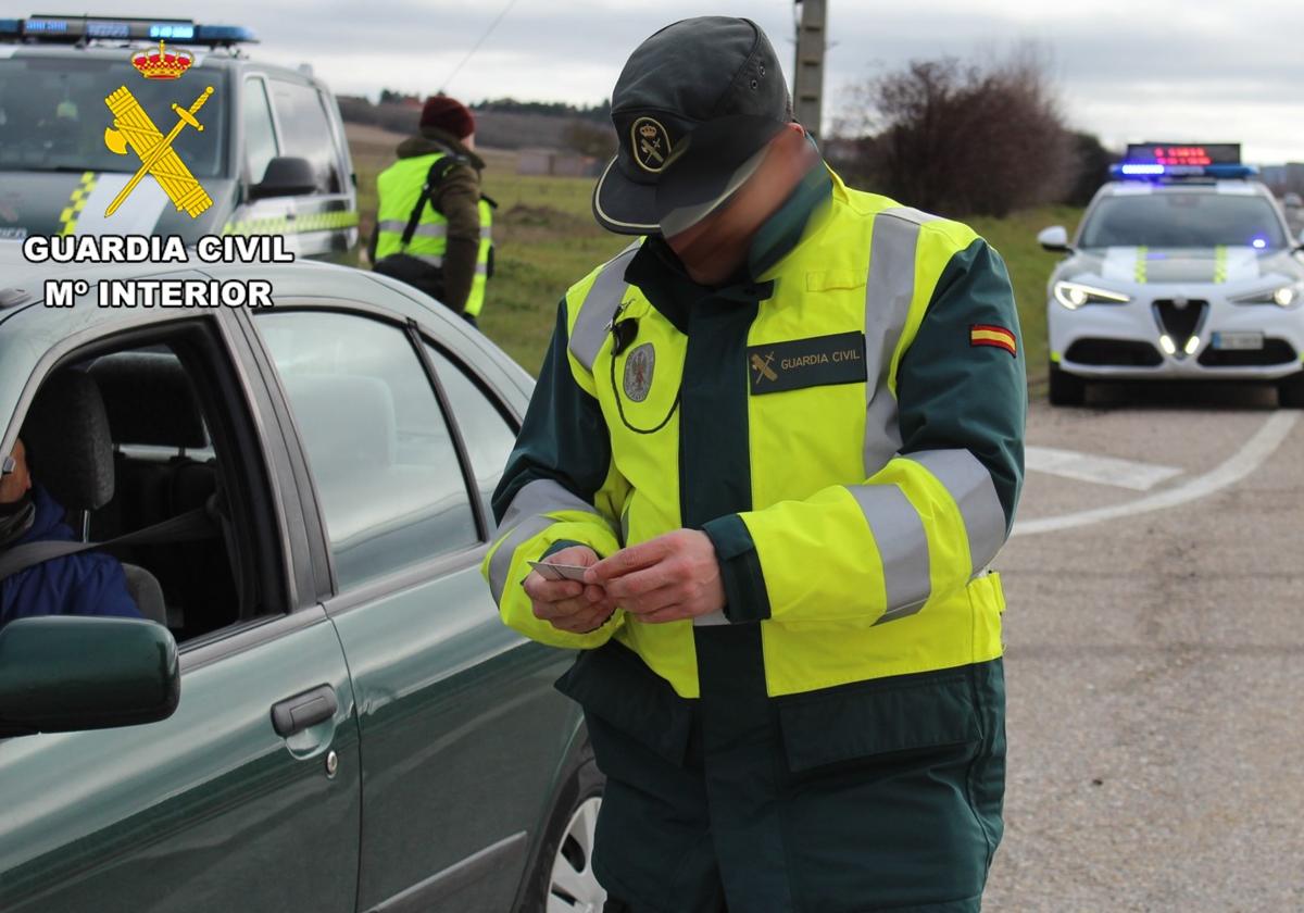 Imagen de archivo de un control de la Guardia Civil controlando la documentación.