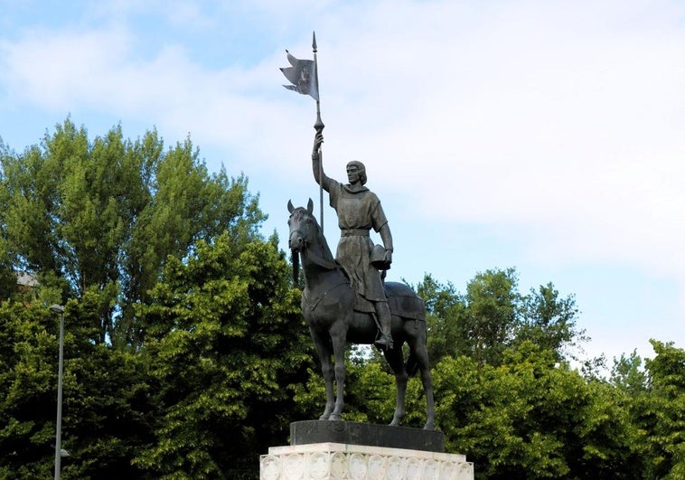 La estatua de Diego Porcelos se encuentra en la plaza de Santa Teresa