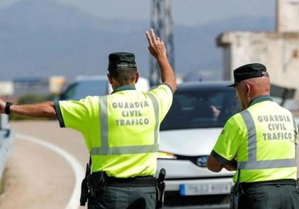 Imagen de archivo de una patrulla de la Guardia Civil de Tráfico.