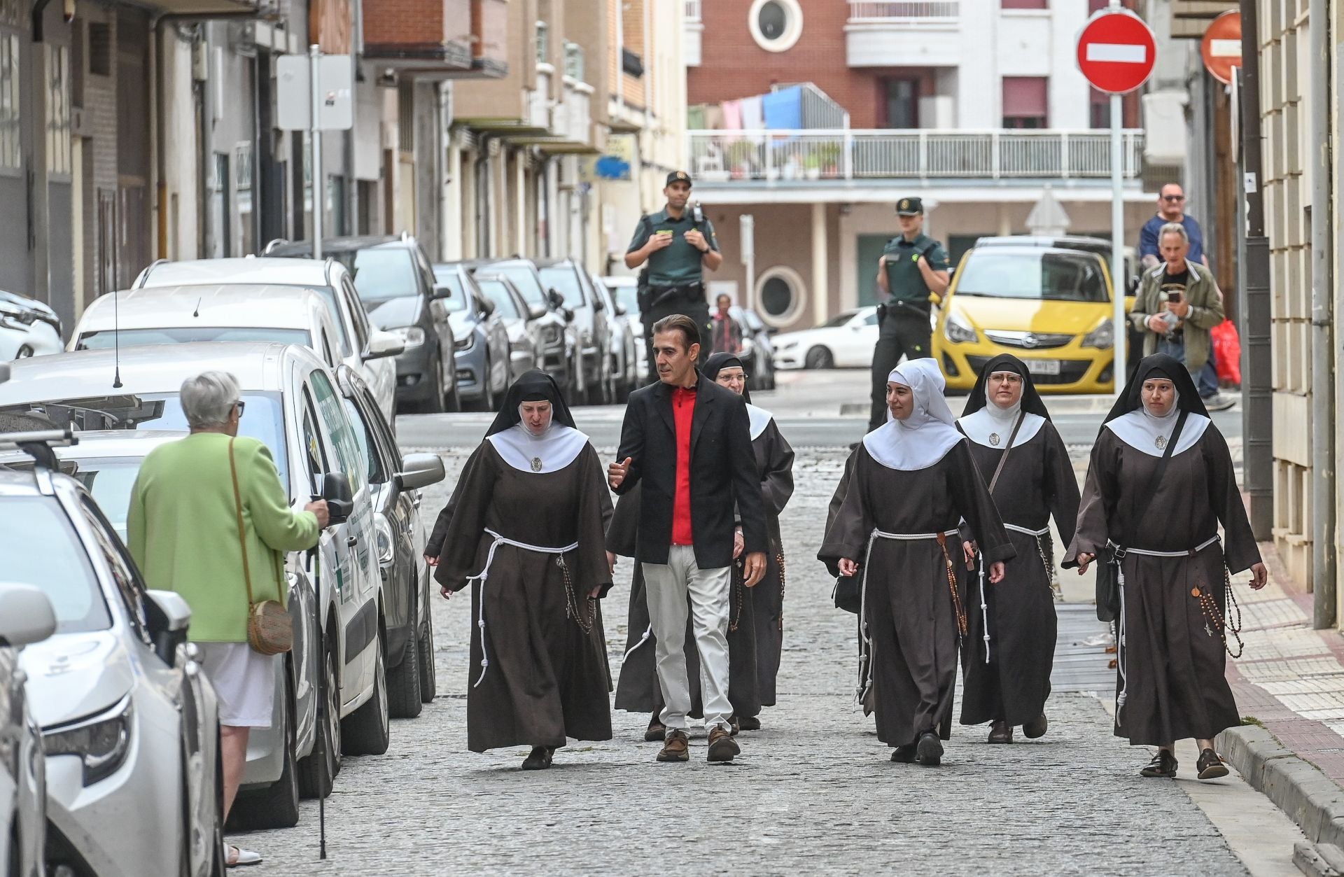 Las monjas cismáticas de Belorado han llegado entre periodistas, vecinos curiosos y un amplío dispositivo de la Guardia Civil.