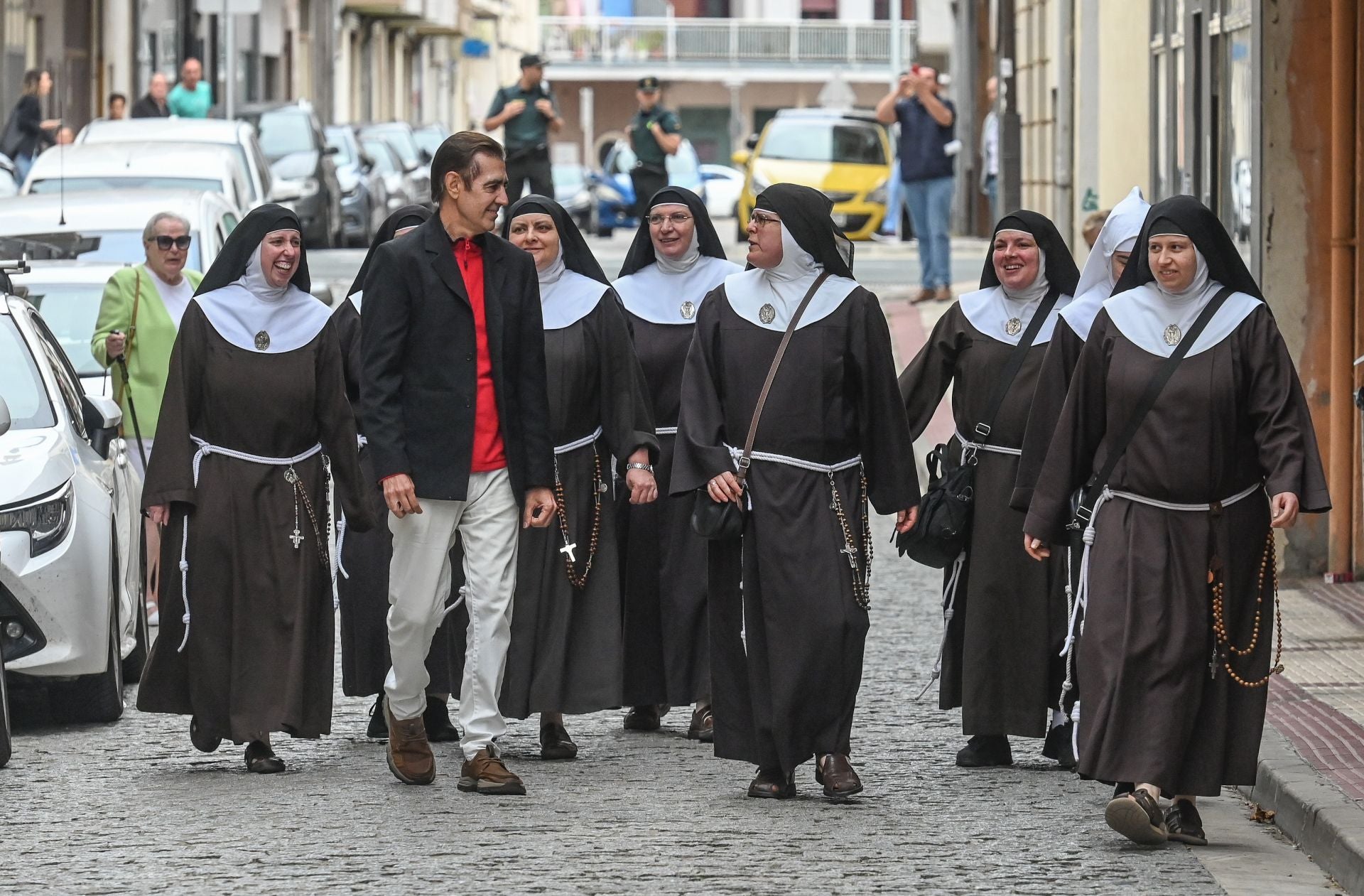 Las monjas cismáticas de Belorado han llegado entre periodistas, vecinos curiosos y un amplío dispositivo de la Guardia Civil.