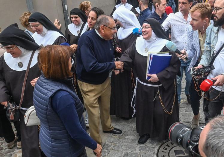 Las monjas cismáticas de Belorado, a las puertas de los Juzgados de Briviesca, entre periodistas y vecinos curiosos.