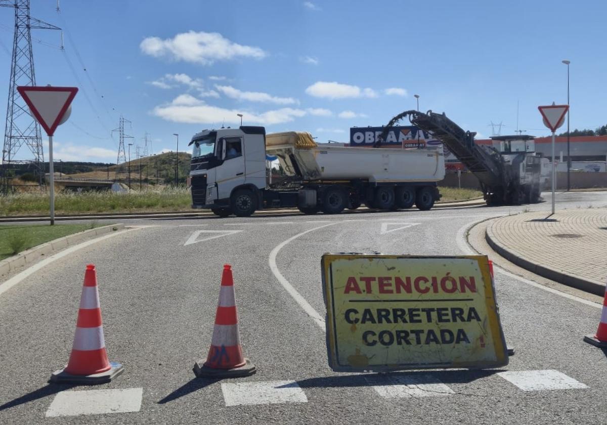 Corte de la rotonda del Obramat que ha complicado el tráfico.