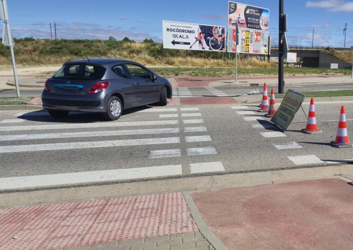 Imagen secundaria 1 - Los coches tenían que emplear la mediana y el paso de cebra para poder continuar la marcha sin atravesar la gasolinera, ya que no hay más indicaciones.