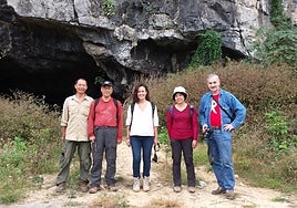 María Martinón-Torres y José María Bermúdez de Castro con el profesor Liu Wu segundo por la izquierda y Wu Xiuji, visitando yacimientos en el sur de China en 2014.