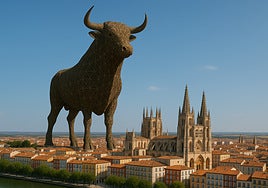 El tamaño de la escultura del toro respecto a la catedral de Burgos.