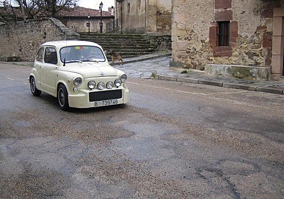 Un vehículo antiguo cruza por el centro de Barbadillo de Herreros.