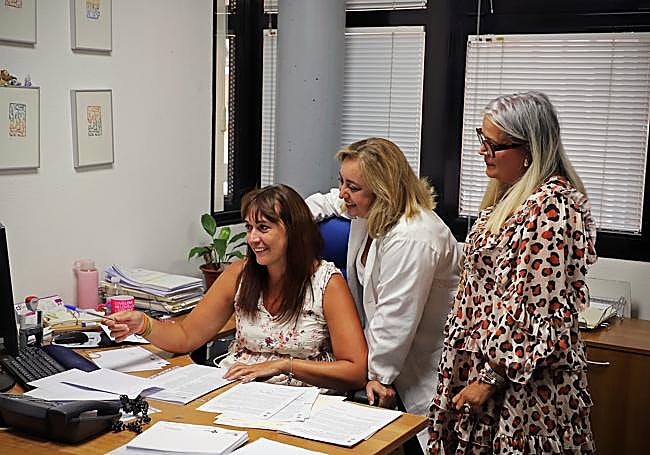 Eva Asensio, gerente de Atención Primaria de Burgos, en el centro, junto a dos compañeras de la Gerencia.