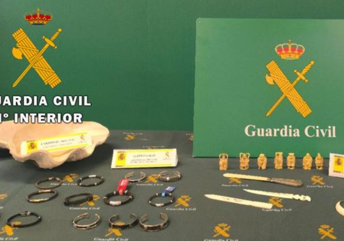 Varios de los objetos incautados por la Guardia Civil elaborados con marfil de elefante.