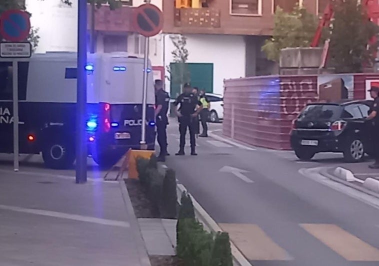 Momento en el que la Policía Nacional registra un coche interceptado en el control.