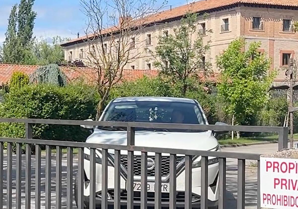 Las cismáticas saliendo del convento en uno de sus seis coches.