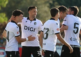 Jugadores del Burgos CF celebrando el gol de David González